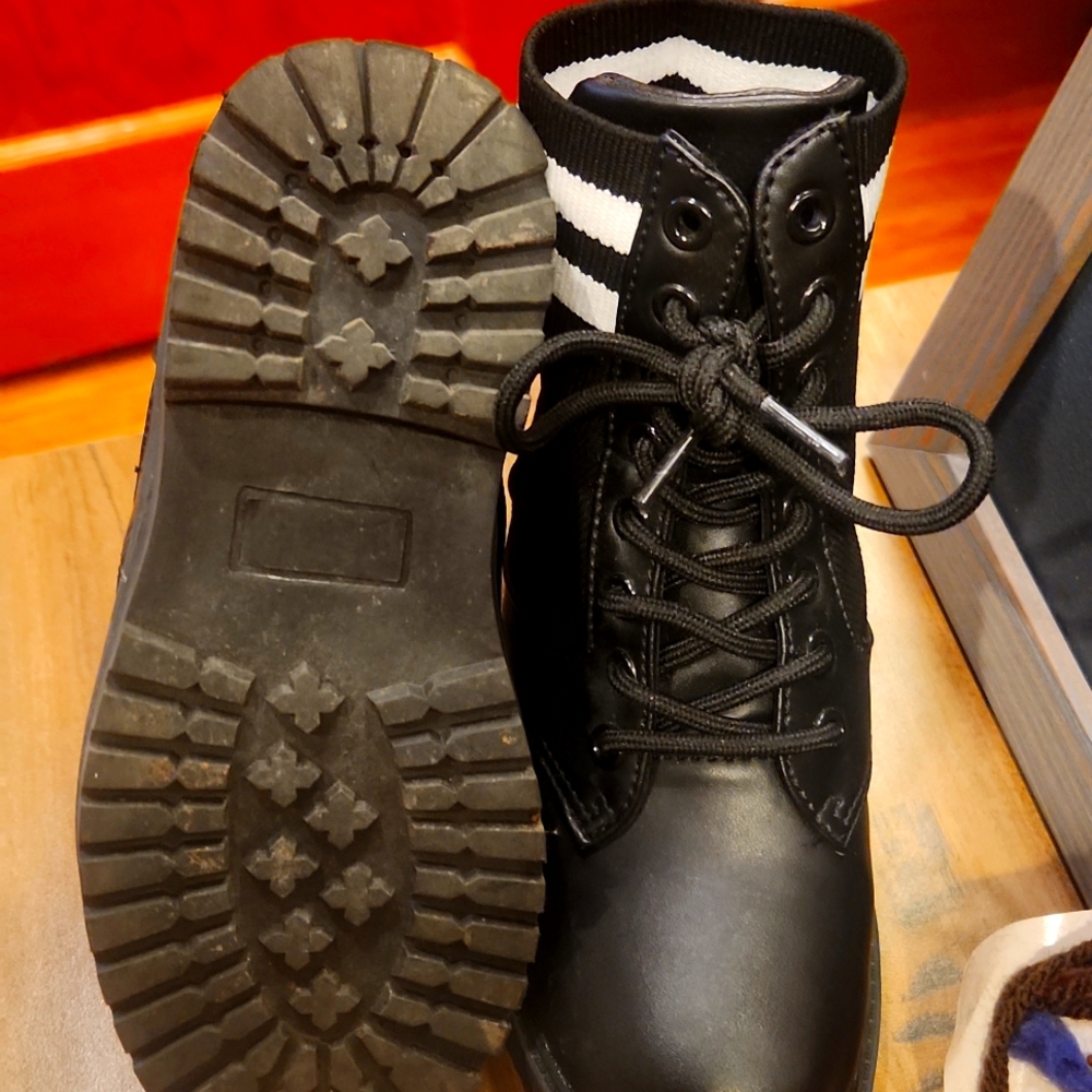 EUC Boys Size 13 Black Hoo Boots